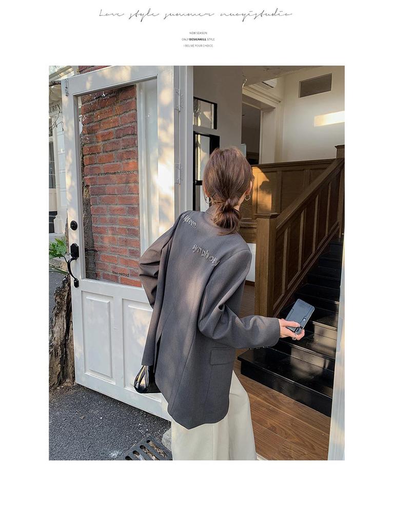 Женский модный пиджак весна-лето 2025 с надписью из стразов — серый, повседневный, универсальный, свободный крой.