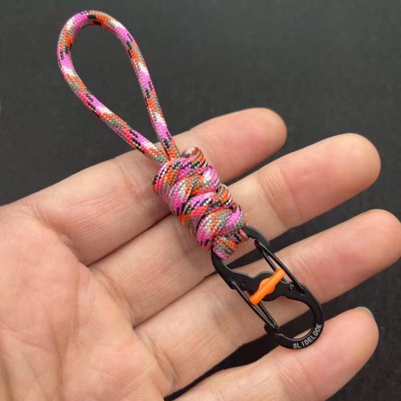 Компактный брелок-антивор из паракорда с запирающимся крючком и пряжкой «восьмерка» для использования на открытом воздухе