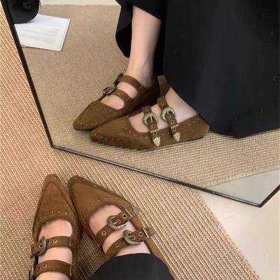Ретро туфли Мэри Джейн с острым носком и мелким вырезом, на скрытой платформе, женские модели осени 2025 года, замшевые балетки с ремешком на заклепках и пряжкой
