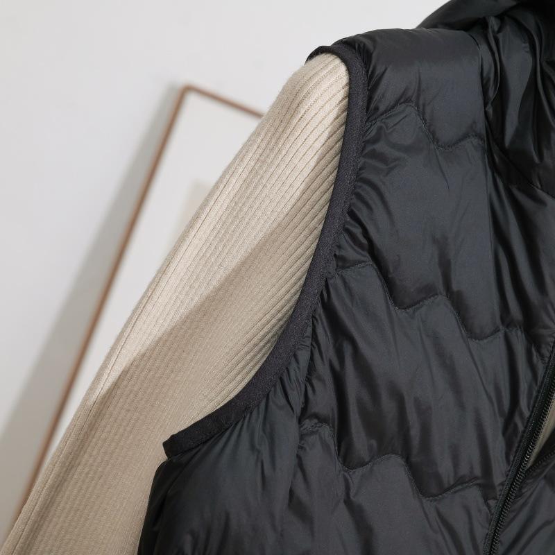 2025 Осень/Зима Большой размер Легкий длинный жилет из белого утиного пуха до колена с капюшоном и волнистым узором