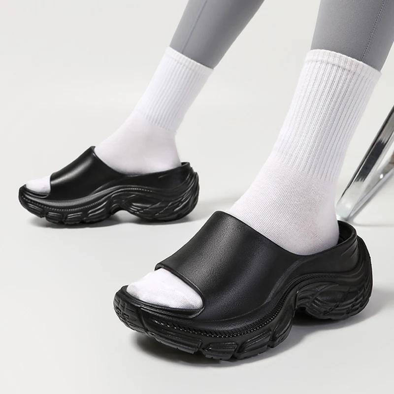 Модные женские тапочки на толстой платформе, однотонные босоножки на танкетке из ЭВА, женские летние тапочки 2024 года с толстой подошвой, нескользящие пляжные тапочки