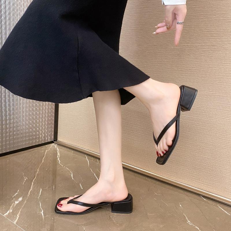 Квадратные шлепанцы женские летние 2025 года новые модные сандалии на среднем каблуке универсальные французские тапочки с толстым носком на каблуке
