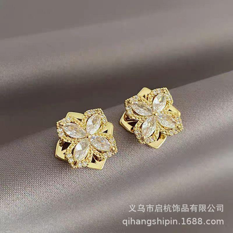 Вращающееся ожерелье из титановой стали в виде четырехлепесткового цветка, женственный стиль, свежий и простой темперамент, инкрустированное цирконом, аксессуары-подвески