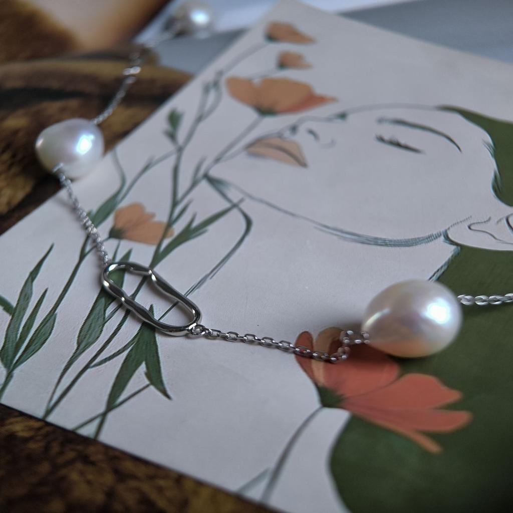 Серебряное колье с натуральным жемчугом барочным, вес изделия 20,37 гр (2185185)