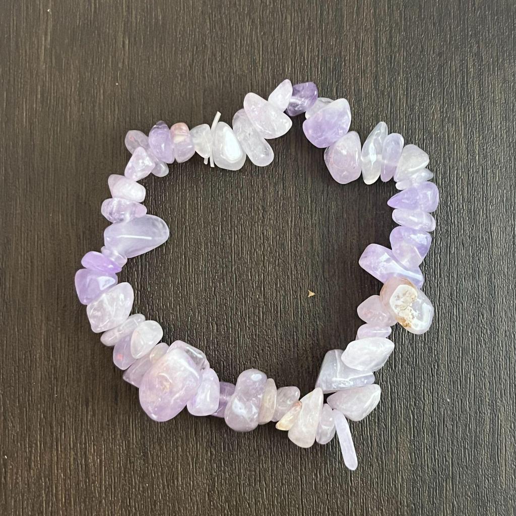 Браслет из разноцветных кристаллов с цитрином, тигровым глазом, лазуритом, аметистом и зеленым авантюрином на эластичном шнуре