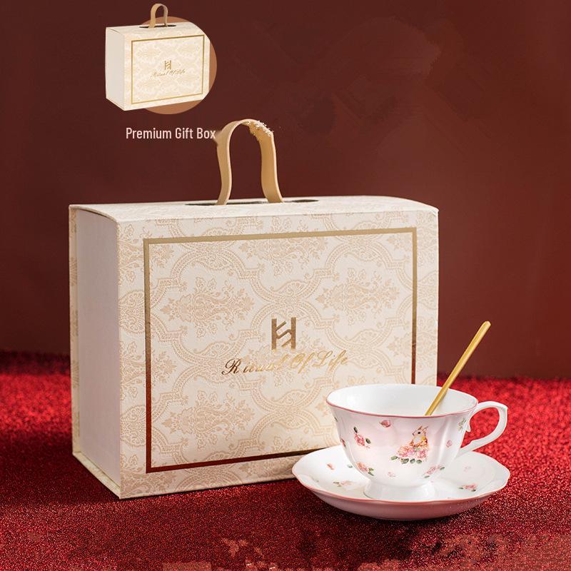 Кофейная чашка Алиса: Женский подарок на Новый год, День рождения, Свадьбу, Новоселье или для послеполуденного чая