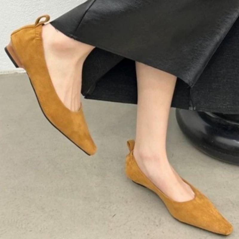 Осенняя мода 2024 года. Новые удобные, элегантные и модные туфли с острым носком на низком каблуке из замши с низким верхом