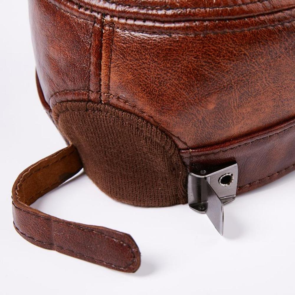 Кожаная бейсболка. Первый слой. Кепка из коровьей кожи с плоским верхом. Теплые уши осенью и зимой.