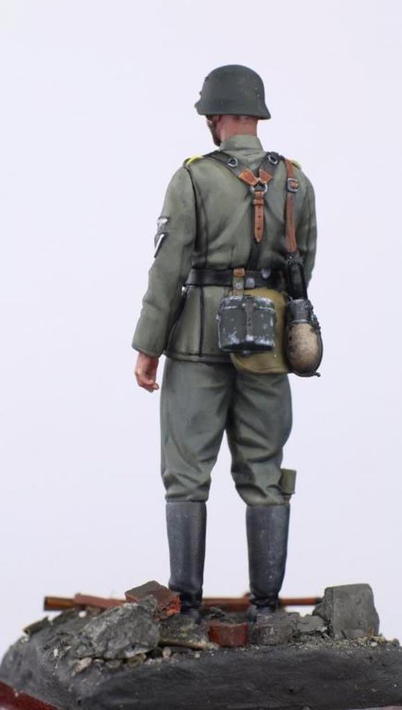 The Body 1/35 WWII 22nd SS Volunteer Cavalry Division Maria Theresa Soldier 2 Resin Kit TBO35230 (person)