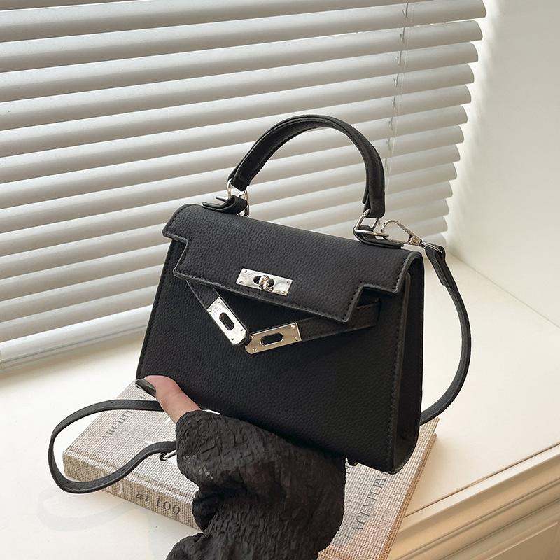 Выходная сумка женская 2025 новая сумка-мессенджер с высоким чувством осени и зимы популярная супер огонь сумка через плечо маленькая квадратная сумка