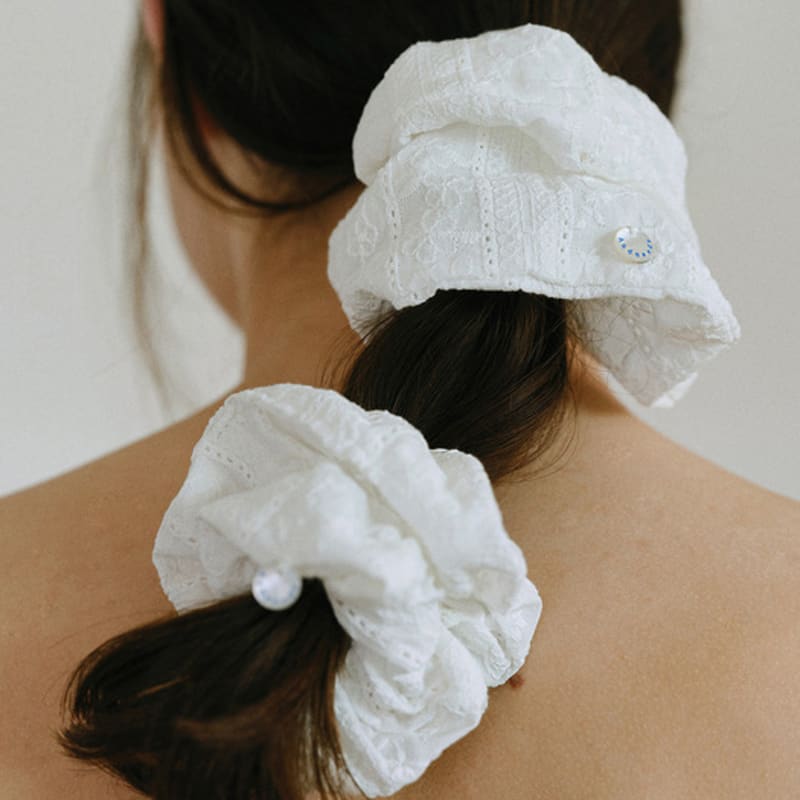 ANDNEEDS Резинка-скранчи с перфорацией (белый)