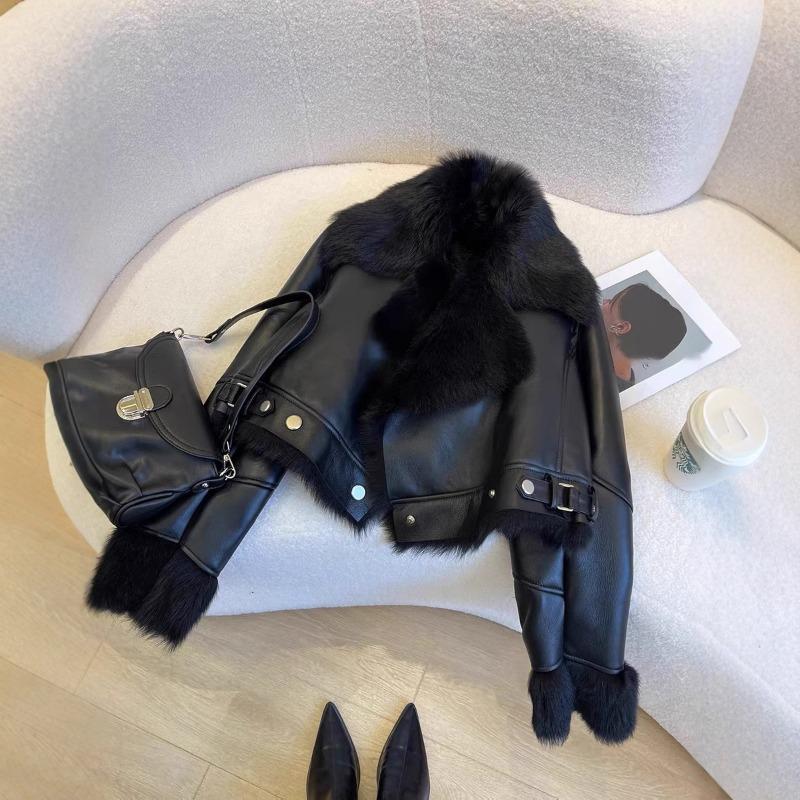 Женская укороченная куртка из черной искусственной кожи с отделкой из искусственного меха Теплое зимнее пальто