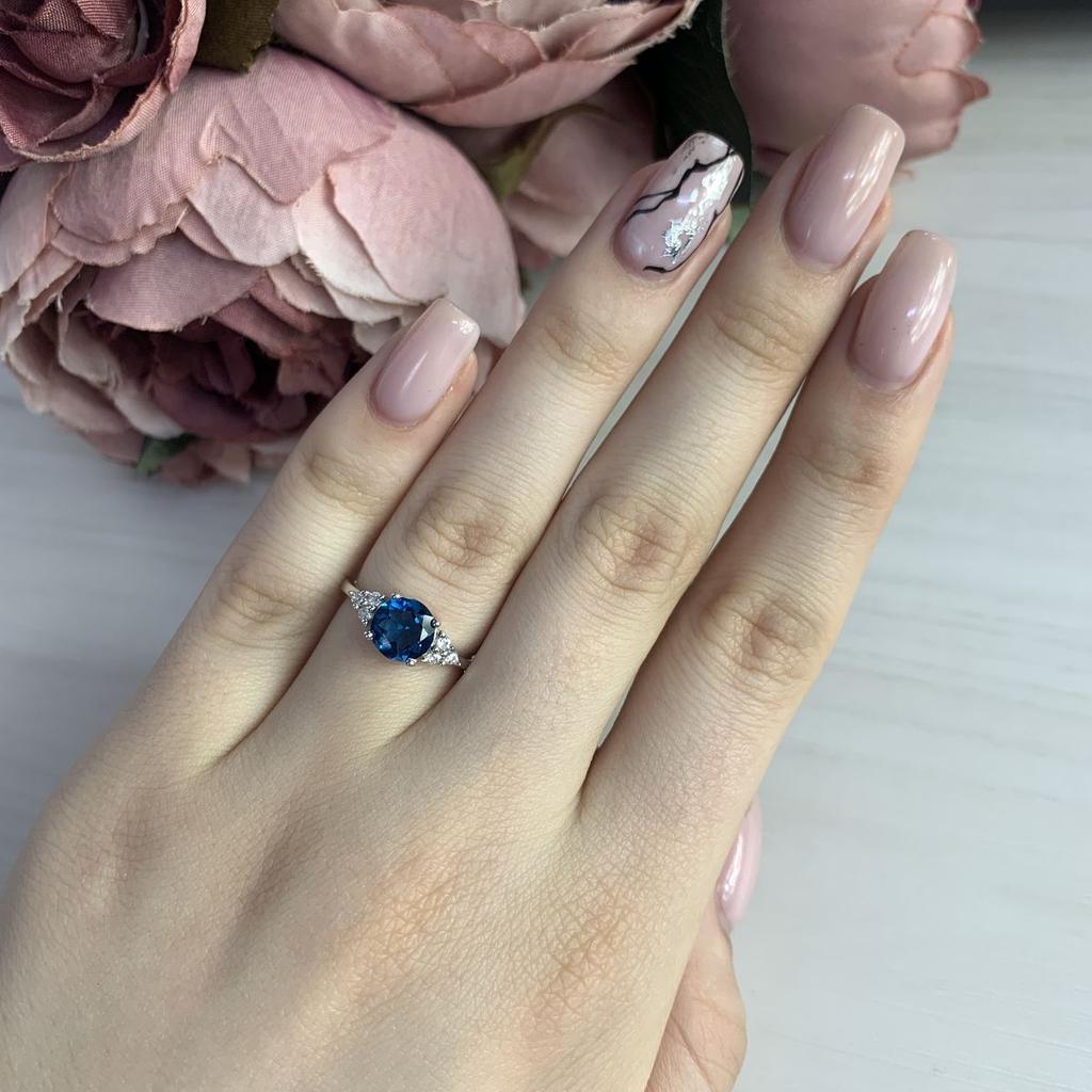 Серебряное кольцо с топазом Лондон Блю 1.027ct, вес изделия 2,59 гр (1074220)