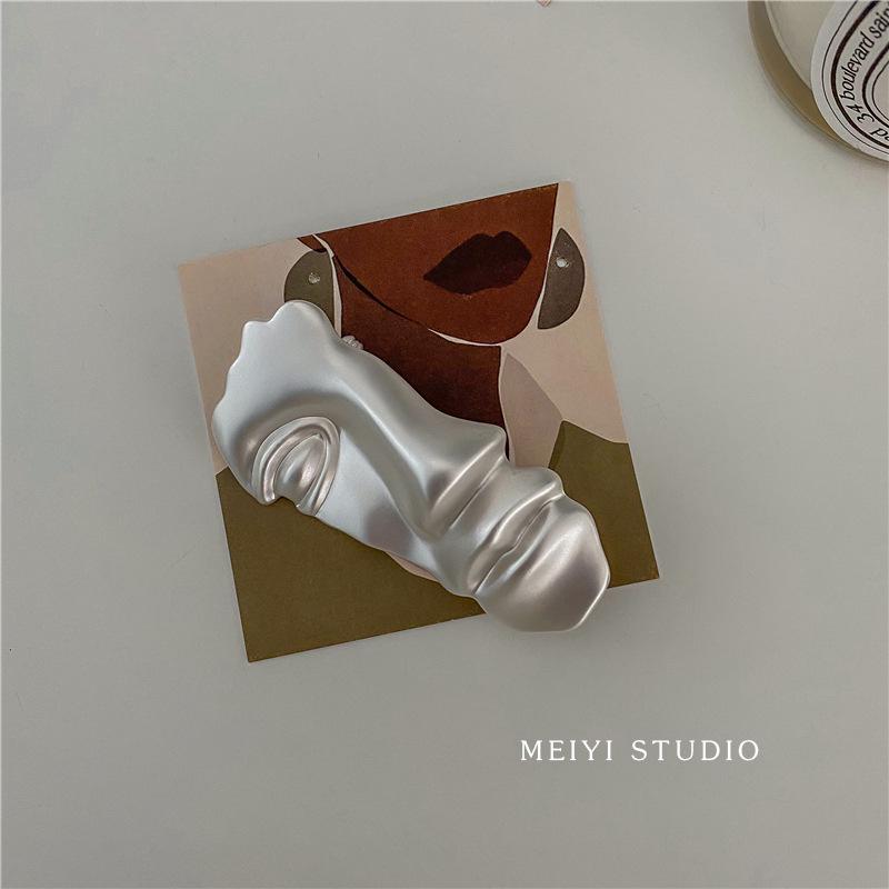 Шикарная европейская и американская ретро-брошь в виде лица из матового золота – модный и универсальный аксессуар.