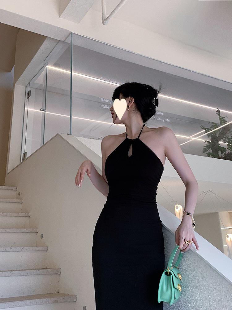 Черное платье-халтер с открытыми плечами - тонкая талия и длинная юбка