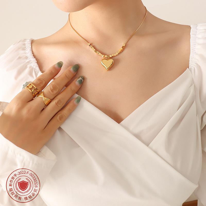 Корейская новая модная цепочка Love Snake Bone для женщин, универсальный дизайн, персиковое сердце, кулон, ожерелье