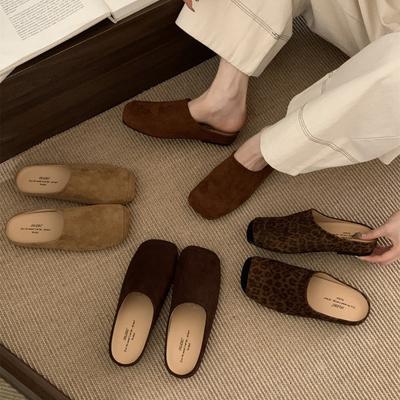 2025 осень новые замшевые мюли крутые тапочки женские с острым носком замшевые на низком каблуке одинарные туфли простые с закрытым носком полутапочки