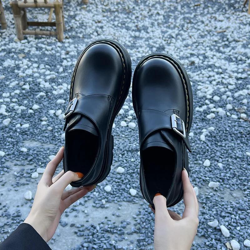 Туфли-лоферы на платформе с пряжкой, женская обувь, новые универсальные туфли из маленькой кожи в британском стиле, женские туфли на платформе с металлической застежкой-ремнем