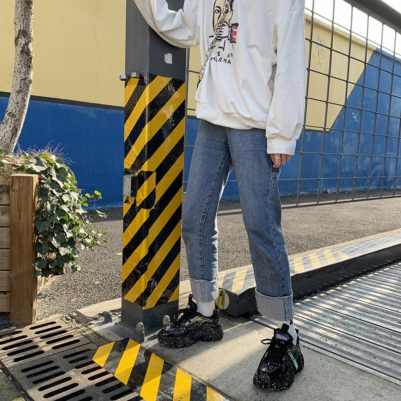 Женская обувь. Светоотражающие массивные кроссовки. Женская модная блестящая вулканизированная обувь. Женские дизайнерские кроссовки на платформе.