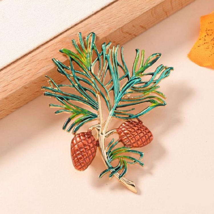 Художественная эмалевая брошь в виде осеннего листа, сочетающая винтажную эстетику и природный акцент для создания неповторимого образа