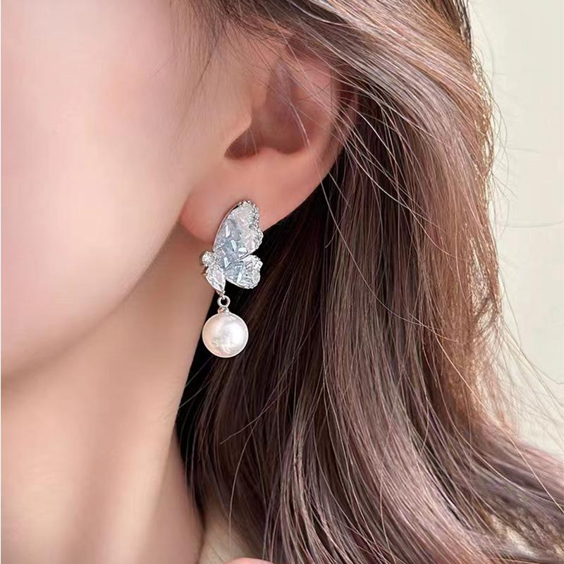 Pinkdudu Retro Fashion Butterfly Pearl Stud Earrings Personality Temperament Elegant Alloy Crystal Earrings Jewelry Gift For Girl PD1624