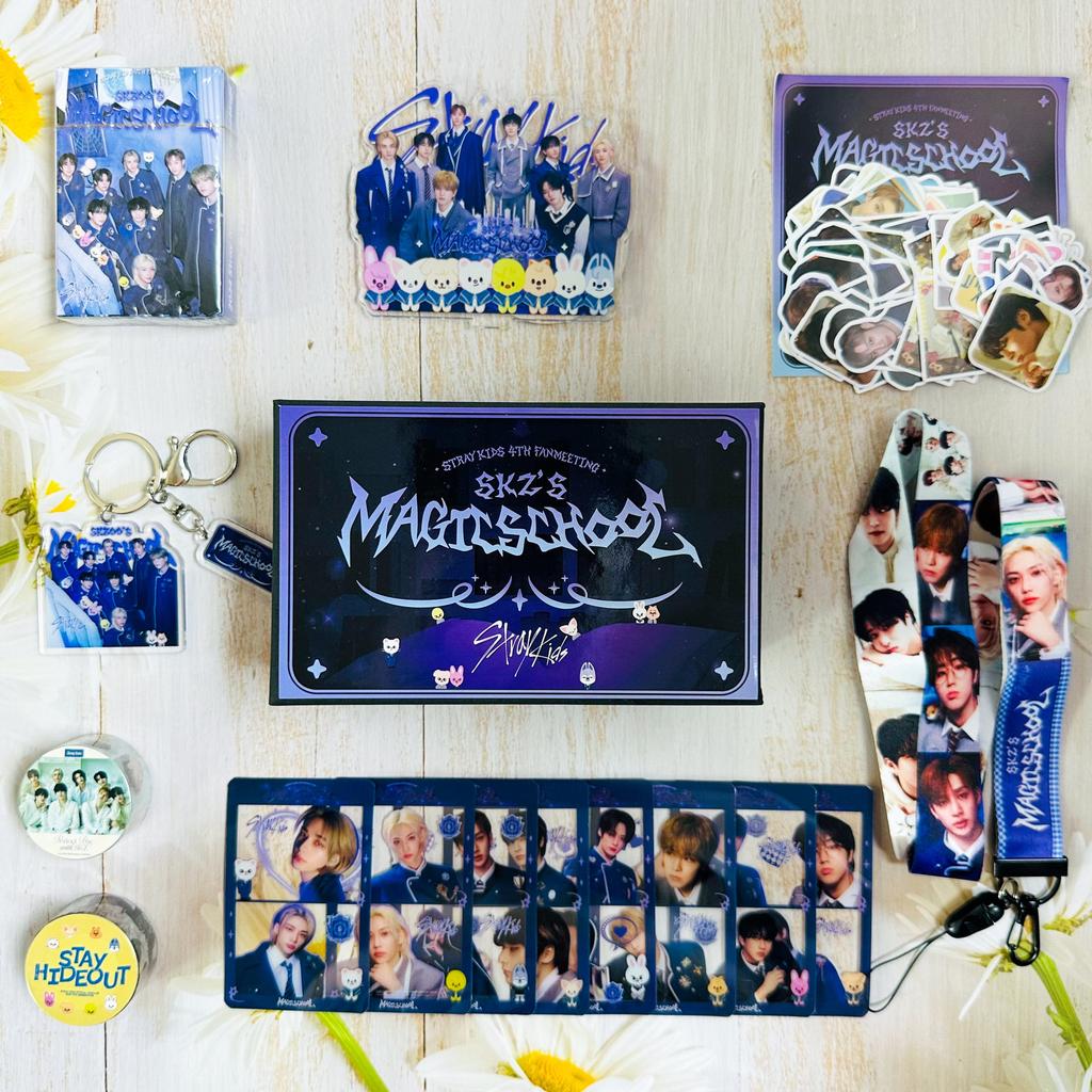 Stray Kids Подарочная коробка «Школа Магии», Набор мерчандайза 4-го фанмитинга Карточки Ломо Стенд Брелок Ремешок Наклейки Значок K-pop Подарок для фанатов Stay