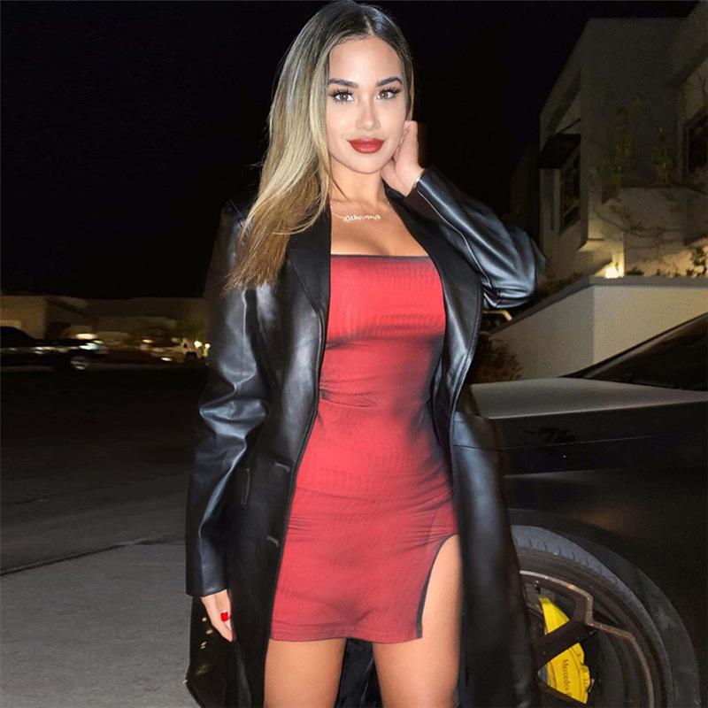 Летнее короткое женское облегающее мини-платье на бретельках с разрезом на шее и бедрами