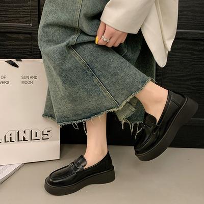 Женские лоферы на платформе. Женские пенни-лоферы без застежки на толстой подошве. Удобная повседневная деловая рабочая обувь с металлической цепочкой.