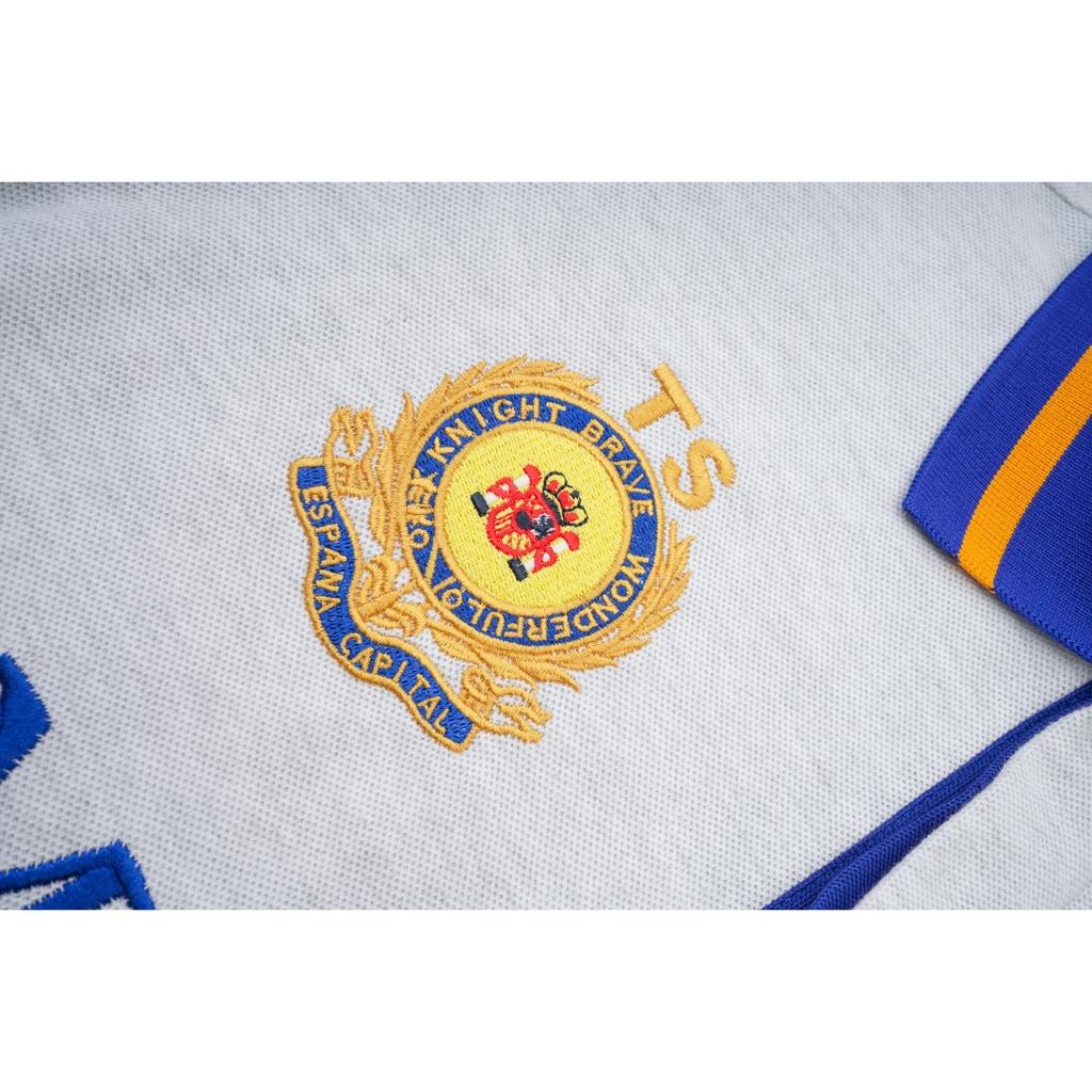 Мужская рубашка поло с длинным рукавом серого цвета с синими и желтыми акцентами, с логотипом и вышивкой «Мадрид»