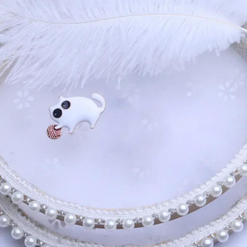 1 шт. Креативные модные подарки Милые маленькие толстенькие играющие кошки Броши Подарки Женские Сплав Эмаль Кошки Вечеринка Брошь Ювелирные аксессуары