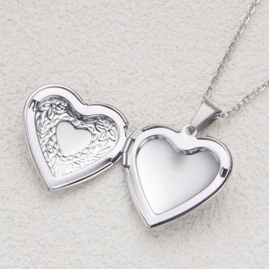 Heart Photo Locket Pendant Necklace Photo Frame Promise Love Keepsake Necklace Polished Alloy Adjustable Length Retro