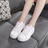 Женские модные трендовые кроссовки 2024 года, весна-лето, новая корейская версия, повседневные дышащие нескользящие маленькие белые туфли