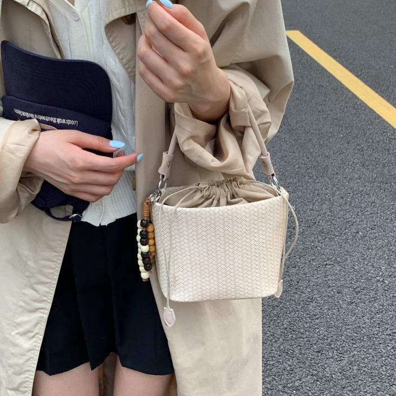 Популярная в этом году женская сумка 2025 новая летняя ретро нишевый дизайн сумка-мессенджер портативная сумка-ведро