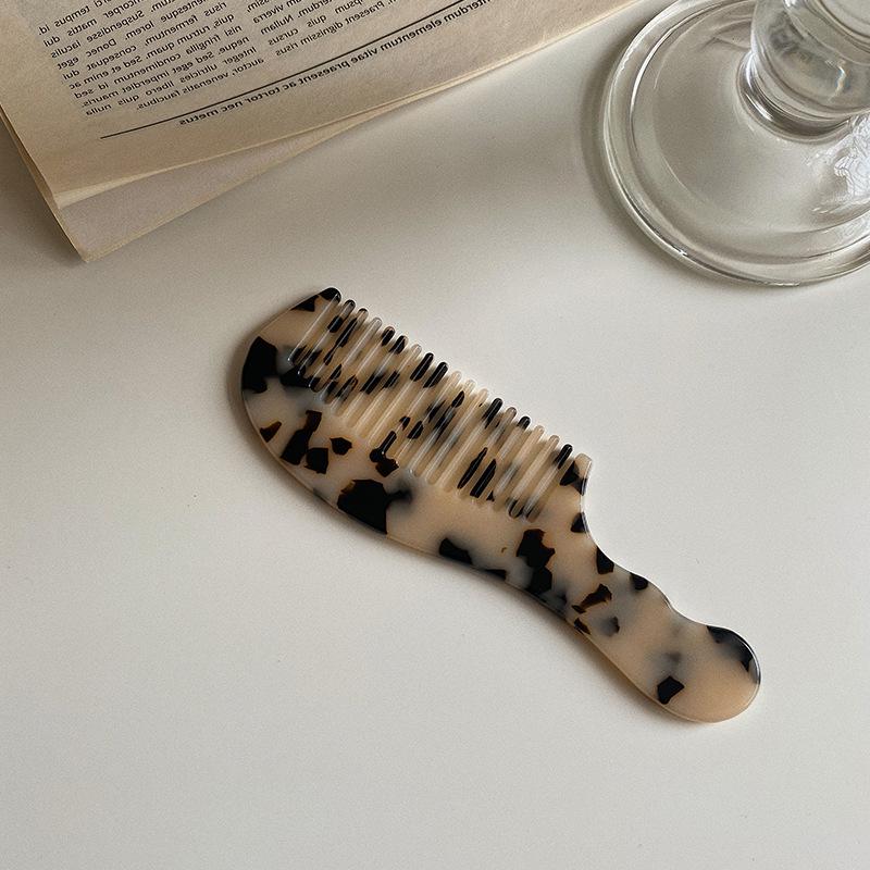 Элегантный и компактный гребень для волос из ацетата под черепаховый панцирь для удобной переноски.