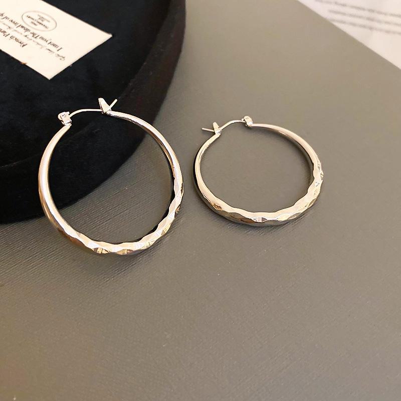 Silver Needle Style Circle Earrings - Simple Korean Metal Design, All-Match Earrings for a Celebrity Look.