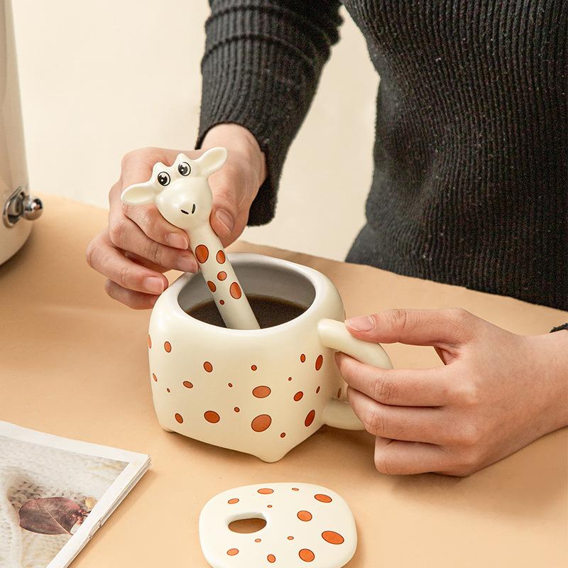 Милая чашка для девочки с крышкой и ложкой, чашка для воды, высокая керамическая чашка, подарок студенту, кружка для питьевой воды, мультяшная