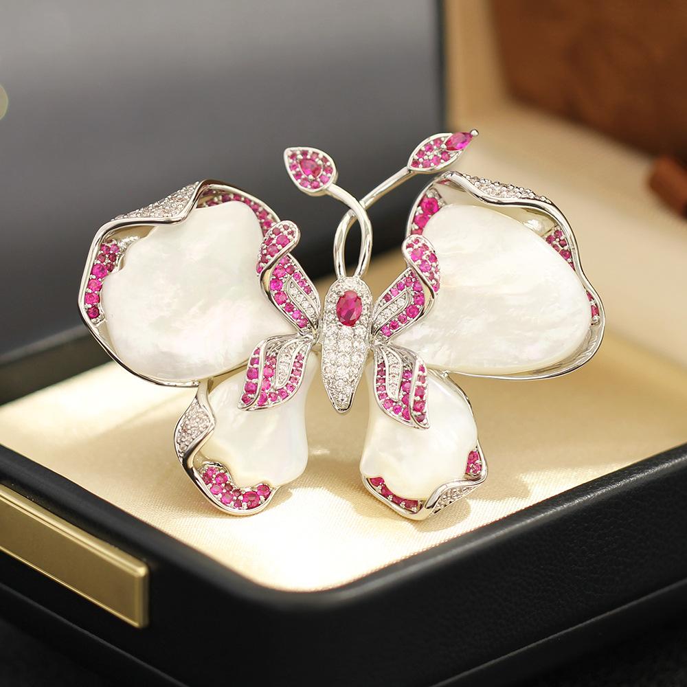Тяжелая промышленность Высококачественная натуральная брошь-бабочка с узором из крыльев бабочки Элегантная легкая роскошь Инкрустация камнями Красный имитация красного корунда Насекомое Булавка Брошь
