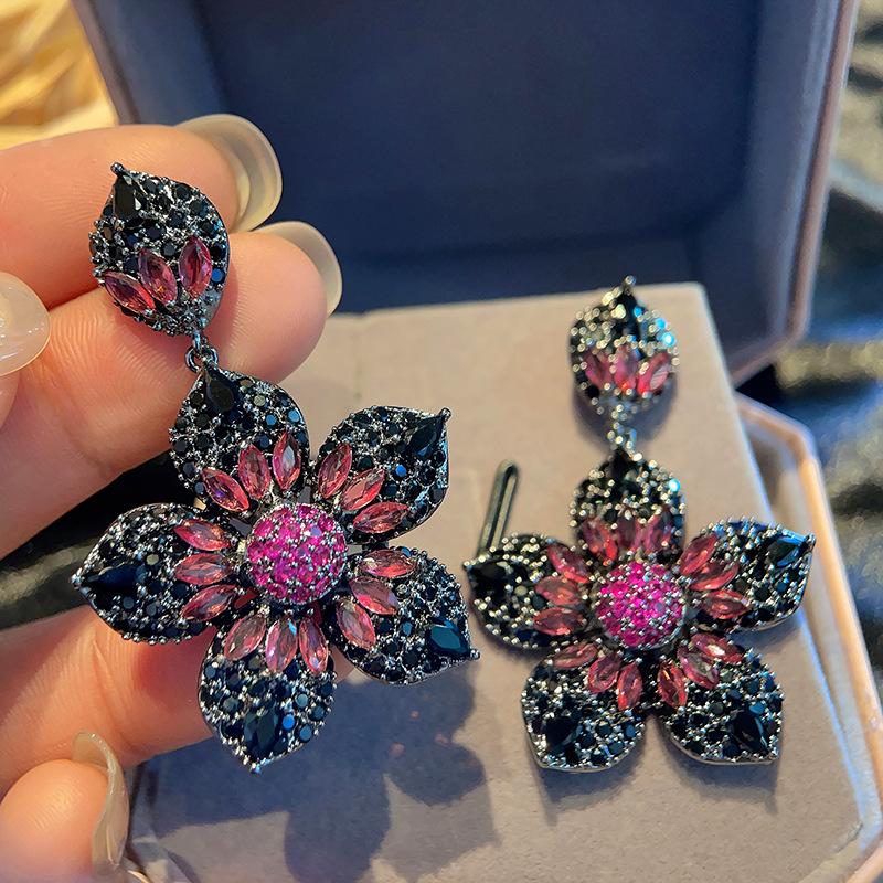 Серьги-гвоздики с цветочным узором из кубического циркония в стиле «тяжелая промышленность»