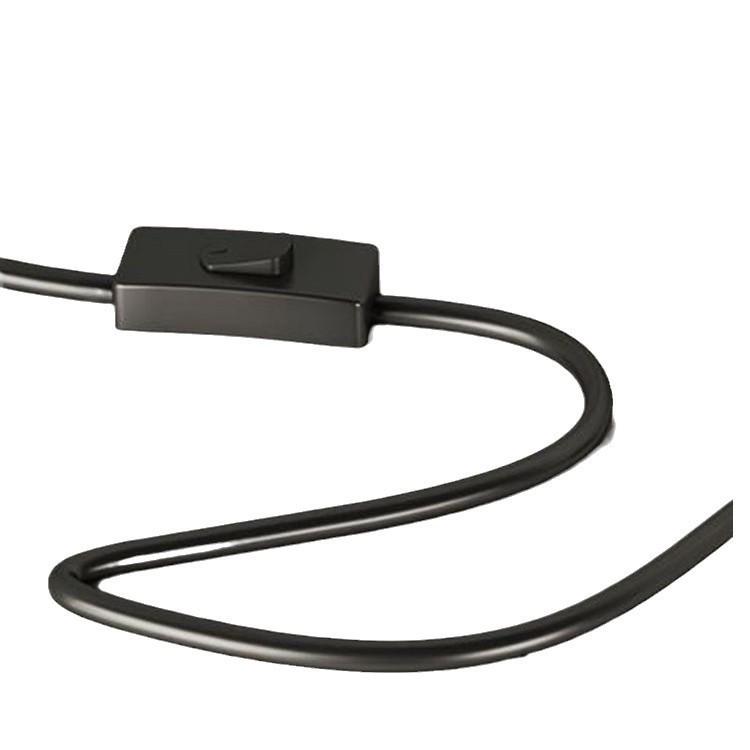 Кремовый угловой диван в стиле середины века, торшер и прикроватный столик со встроенной беспроводной зарядкой.