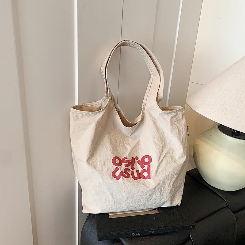 Трендовая, модная, простая и повседневная сумка большой вместимости 2025 лето новая модель в зарубежном стиле женская текстурная сумка-тоут на плечо