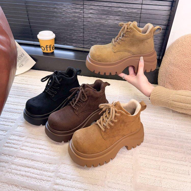 Женские ботинки Мартин на толстой подошве 2025 новые осенне-зимние увеличивающие рост ботинки Майярдового цвета ревеня, популярные уличные альпинистские короткие ботинки