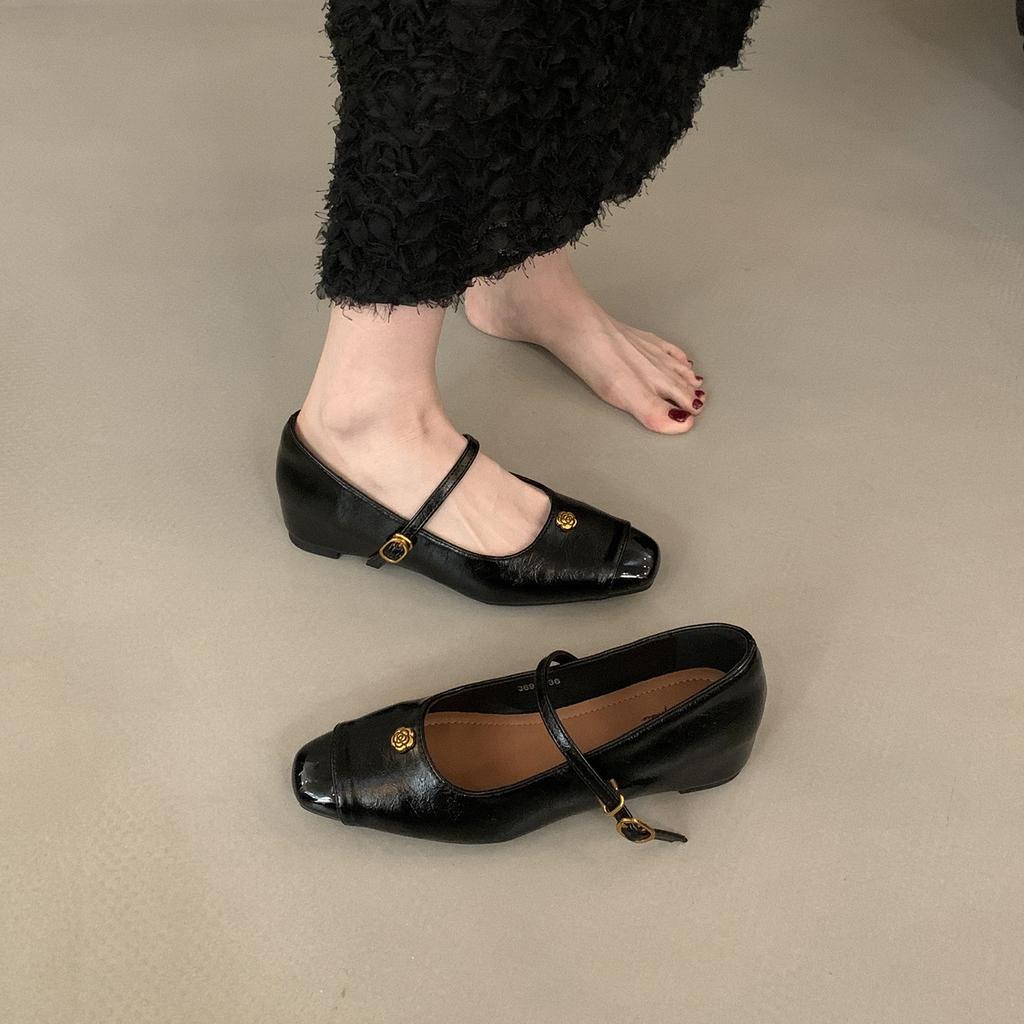 Внутренняя высота увеличивается черные туфли Мэри Джейн женские туфли 2025 новые весна и осень неглубокий рот слово с темпераментом универсальные одинарные туфли