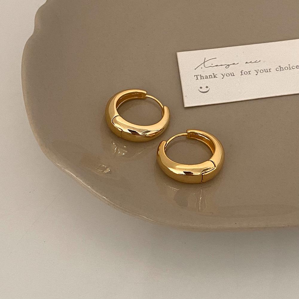 Минималистичные золотые серьги-кольца 2024 - Новые трендовые нишевые высококлассные серьги-каффы в холодном стиле