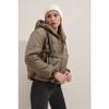 Женский пуховик цвета хаки с капюшоном