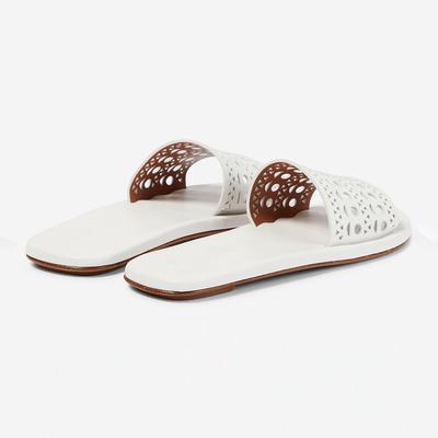 Производитель 2025 новые однословные тапочки на плоской подошве с вырезами, модные, повседневные и удобные женские туфли с открытым носком