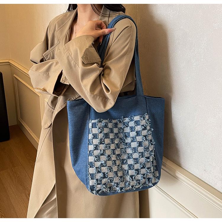 Зима 2025 Клетчатая Сумка из Вареного Денима с Вышивкой - Большая Вместительная Сумка через Плечо