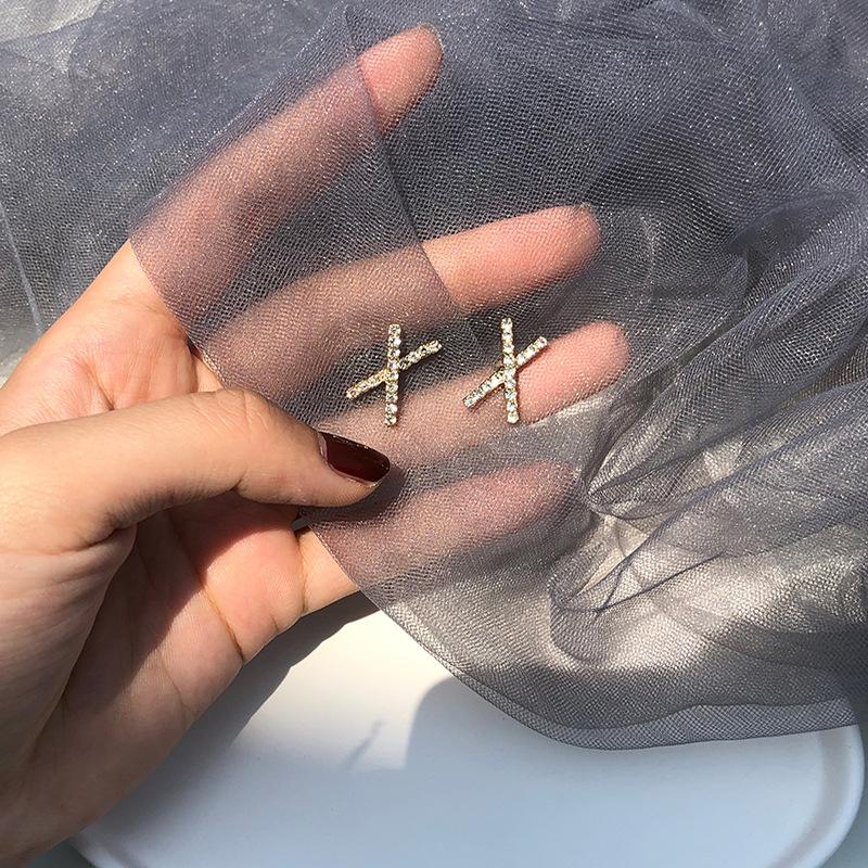 Новые серьги женские для круглого лица маленькие серьги-гвоздики студентка корейская версия простые темпераментные модные серьги серьги женские