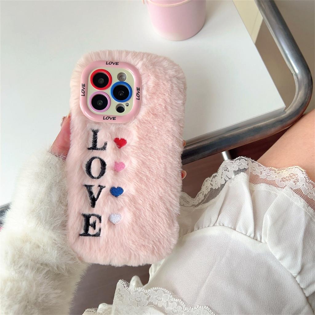 KJS-002 Чехол для iPhone 15 Pro Max с объективом, подставкой, вышивкой LOVE, пушистый ТПУ чехол для телефона