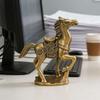 Латунная статуэтка лошади Маленькое украшение 2026 год Лошади Металлические поделки с золотой монетой Символизирует богатство удачу подарок настольное украшение