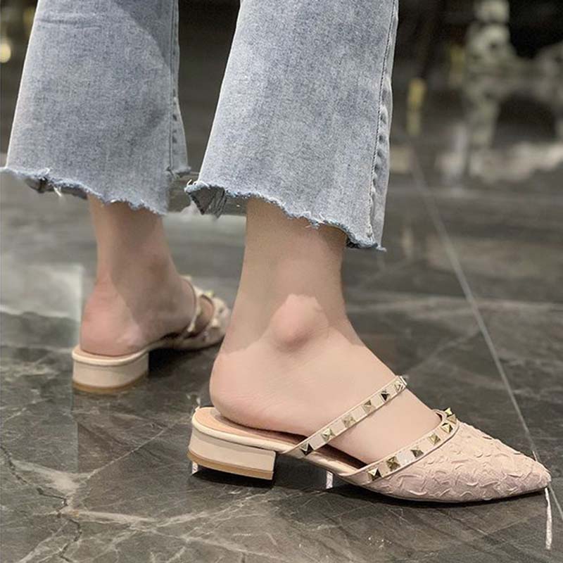 Женские босоножки на массивном каблуке с острыми заклепками, полутапочки Baotou, женские пикантные сандалии из мягкой кожи, тапочки с острым носком на низком каблуке